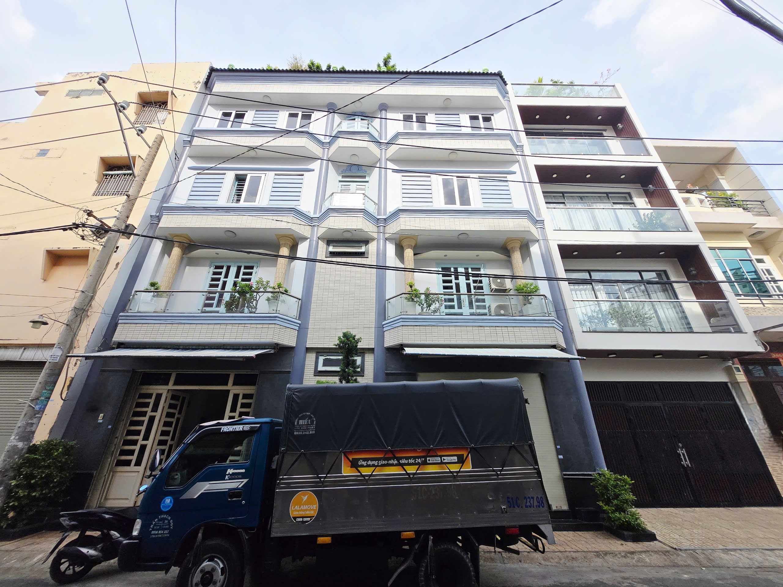 Ngang 12.5m. Đường 9m có lề gần Âu Cơ- Lạc Long Quân. Đúc 5 tâng. 6PN