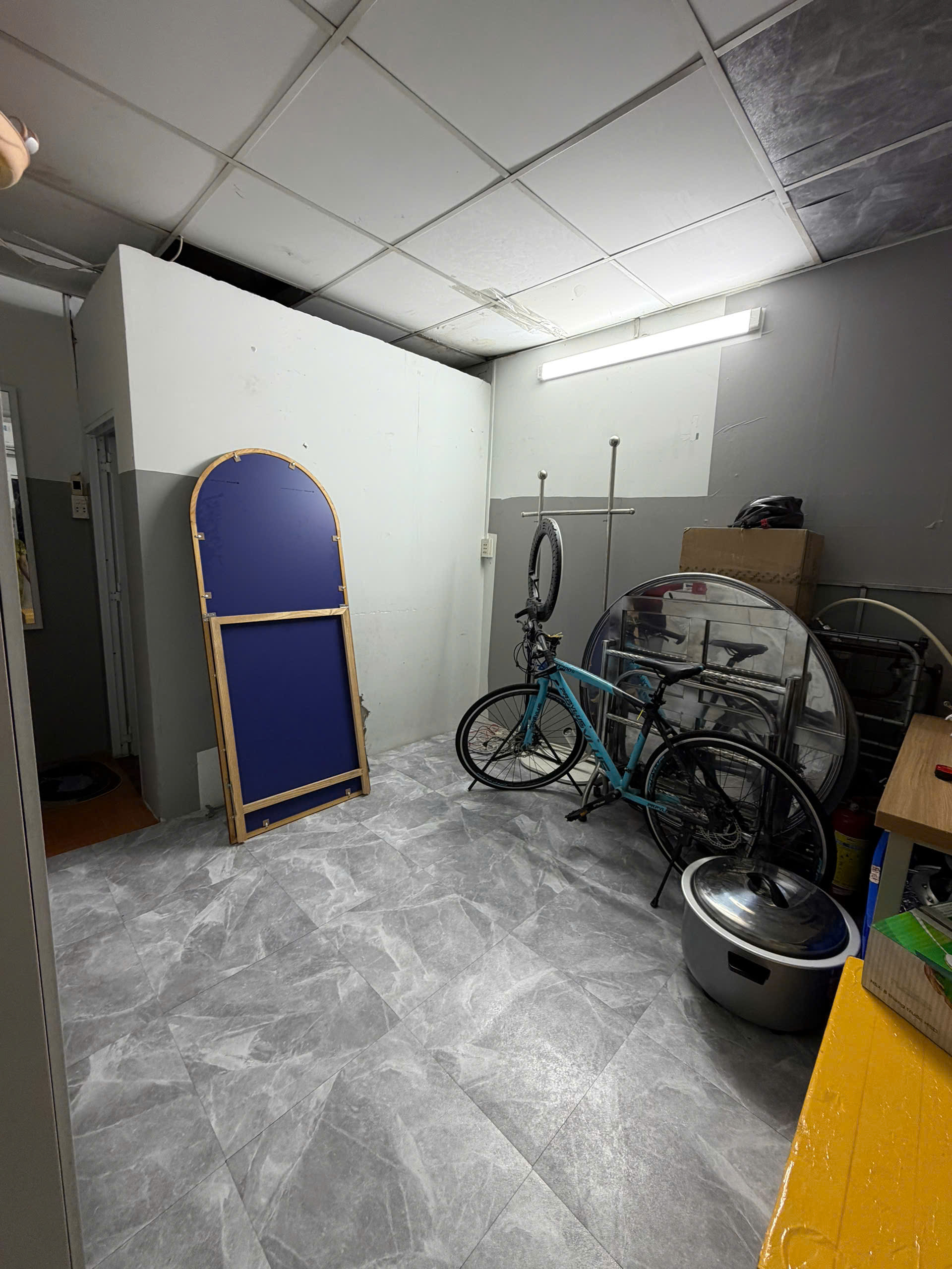 Nhà vị trí đẹp – hẻm ô tô thông Hẻm Chế Lan Viên, P. Tây Thạnh, Q. Tân Phú Diện tích: 4.1 × 10.1m Kết cấu: Trệt + Lầu – DTSD ~90m²  Hẻm: 5m, ô tô thông, khu dân trí cao  Pháp lý: Sổ hồng riêng, hoàn công đầy đủ Giá bán: 3,5 tỷ (bớt lộc cho khách thiện chí