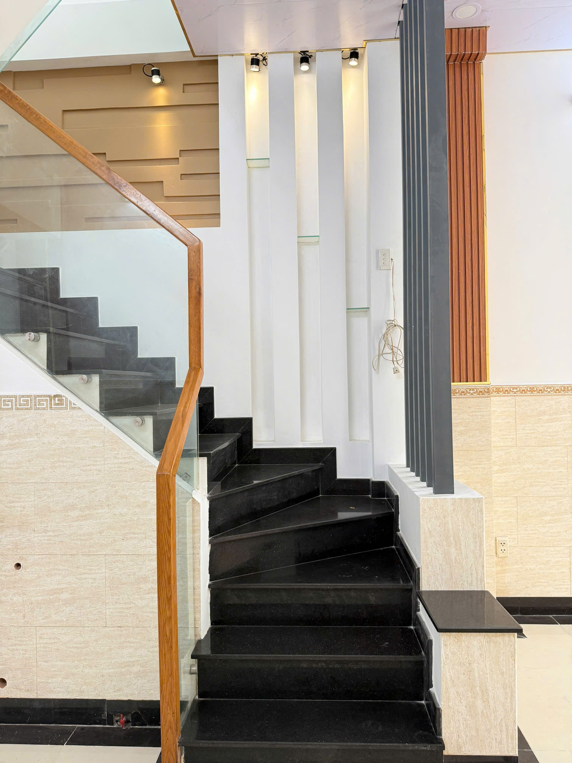 MẶT TIỀN - SIÊU VIP KHU GÒ XOÀI  đường 2A – Khu Gò Xoài, KP9, BHH A, Bình Tân DT: 4 x 12 ( CN đủ ) Kết cấu: Trệt + 3 Lầu BTCT Công năng: 4PN + 2 Sân Thượng  Nhà trống, khóa số – xách vali vào ở ngay Sát trường học, chợ Gò Xoài , .. 2 phút ra Nguyễn Sơn (T