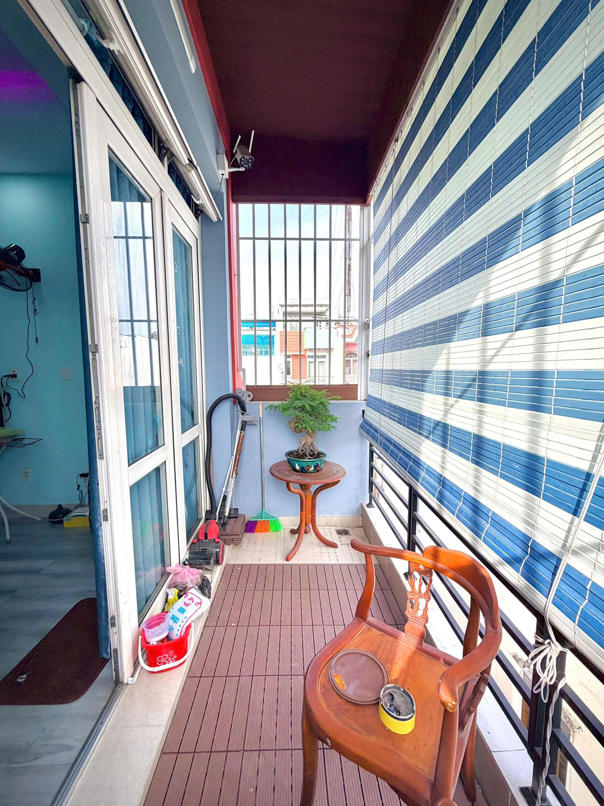 Nhà Hẻm Đường số 27, P. Sơn Kỳ, Q. Tân Phú DT đất: 3,5 × 11,1m — CN: 39m² Kết cấu: Trệt + 3 Lầu (xây full đất) DTSD: ~146m² Công năng: 4 PN – 3 WC – Phòng thờ – Sân thượng trước Pháp lý: SHR, hoàn công, công nhận đầy đủ Hẻm: Thông ~3m, cách mặt tiền ~5m V