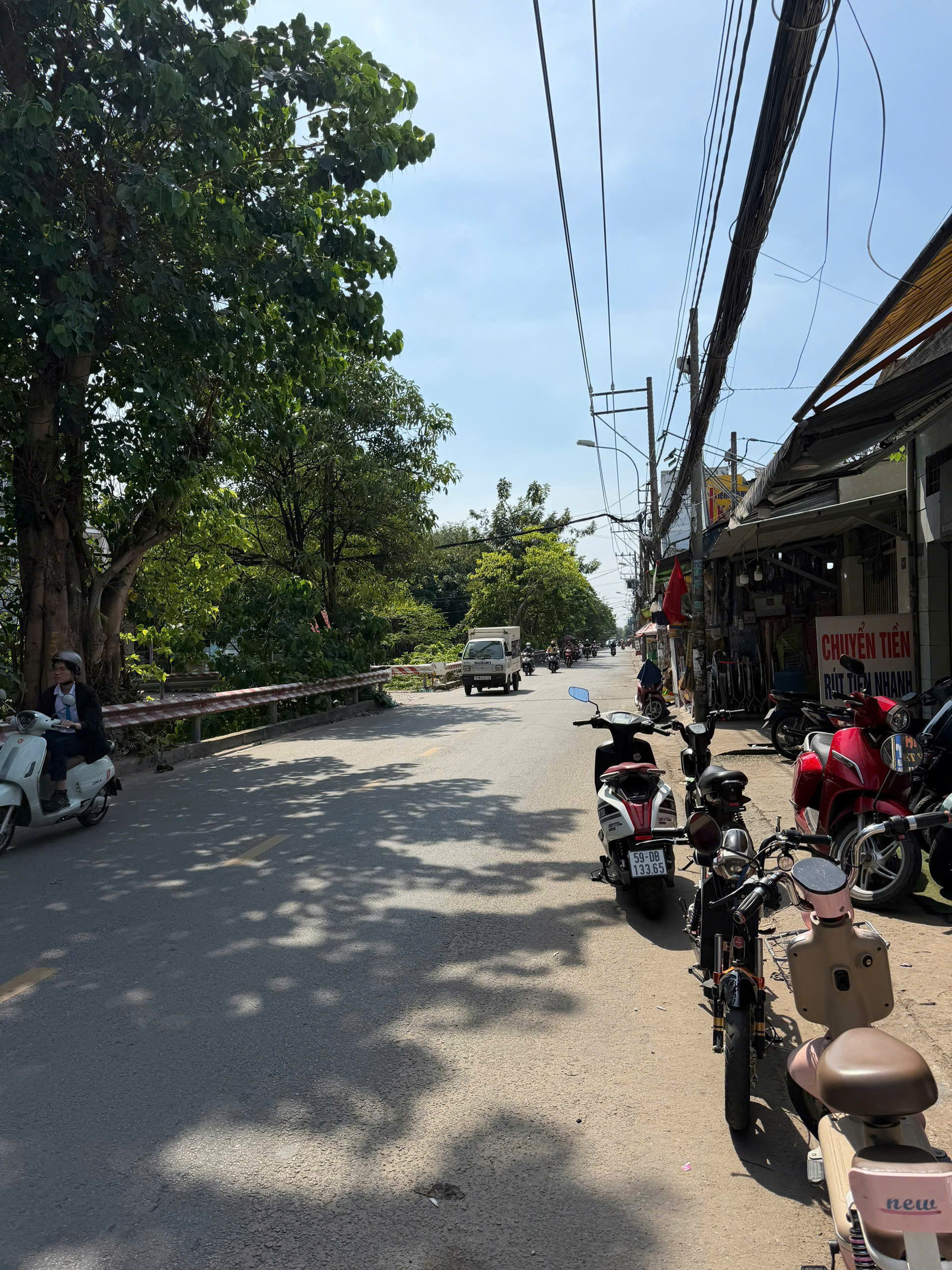 CHỈ HƠN 70TR/M² – KHU CELADON – CÒN 1 CĂN DUY NHẤT QUÁ RẺ Nhà Hẻm Đ.26/3 – BHH (sát Celadon Tân Phú) Hẻm 3,5m thông hẻm 557 Hương Lộ 3 – 1 bước ra MT – tương lai nhìn ra bờ kênh ngắm SG hoa lệ 4,5x15 – CN 63m² (nở hậu ) Trệt + Lầu BTCT – hoàn công đủ (Đượ