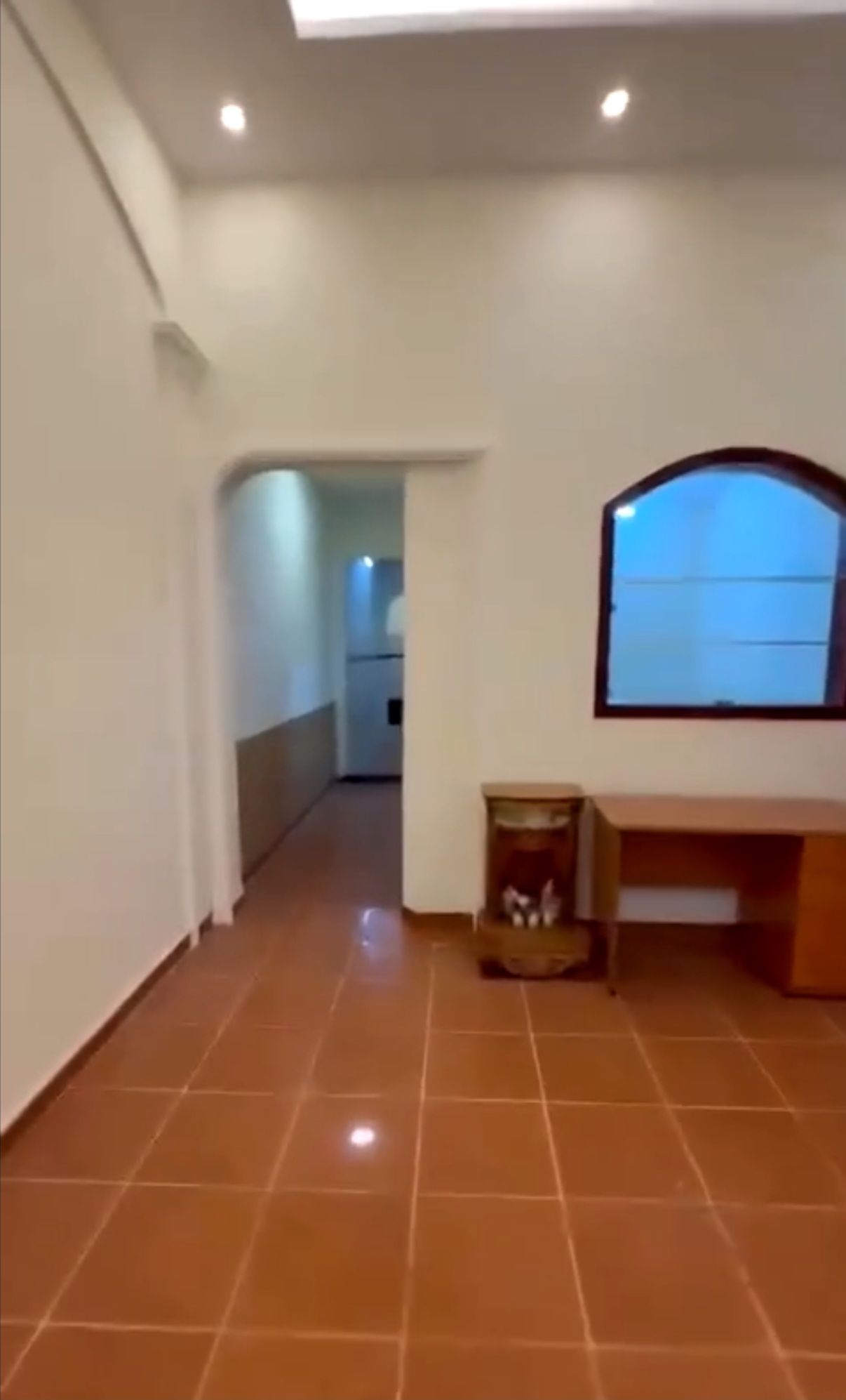 HXH 8M TRƯỜNG CHINH THÔNG QUA TRƯƠNG CÔNG ĐỊNH-BA VÂN-ÂU CƠ. GẦN MẶT TIỀN