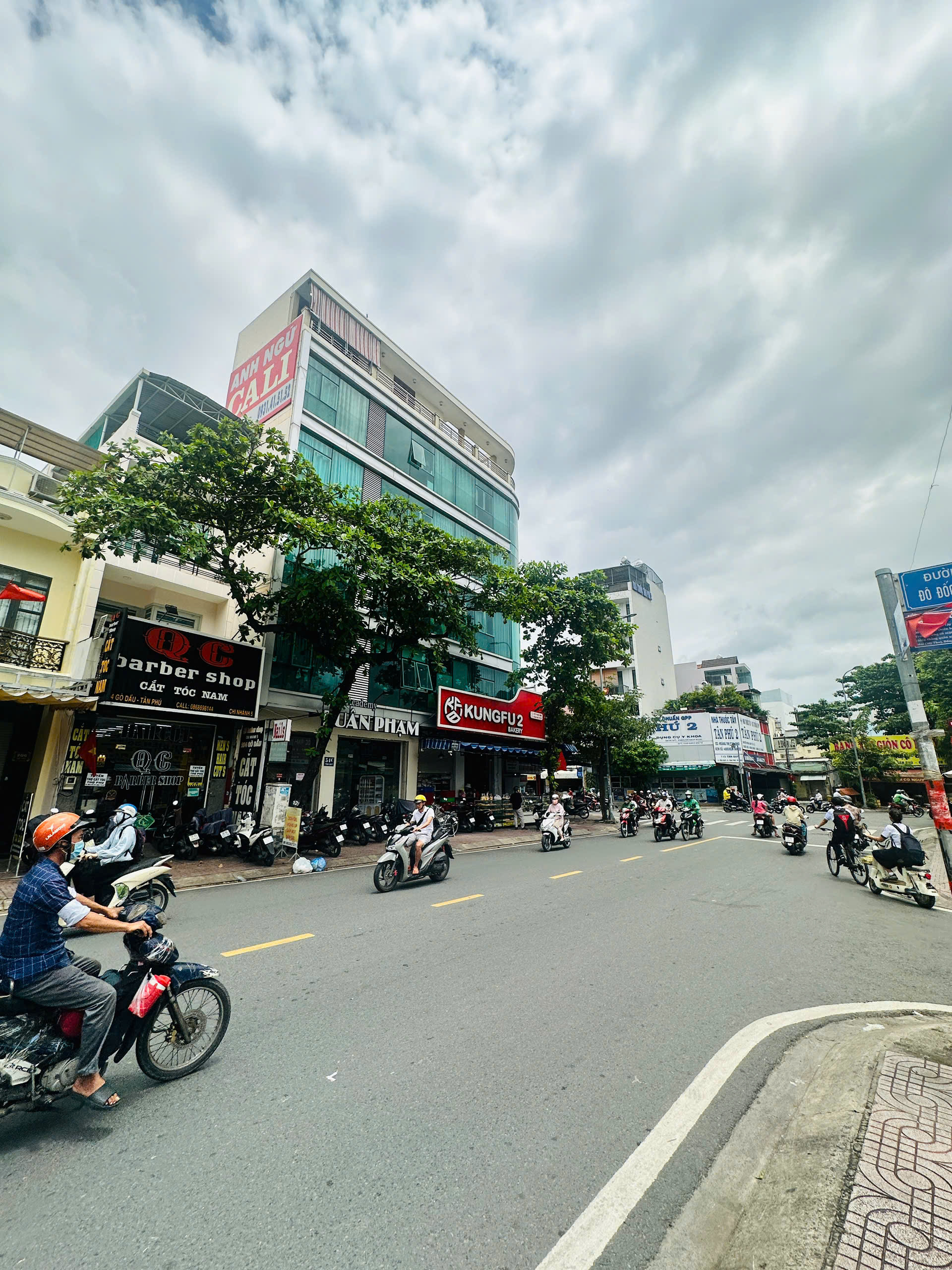 NHÀ MẶT TIỀN GÒ DẦU – HIẾM – ĐẸP   Gò Dầu, Tân Phú   DT: 4m x 19m  Kết cấu: Nhà 4 tầng  Tầng trệt đang cho thuê mặt bằng – ở riêng biệt, người thuê thiện chí lâu dài Thu nhập sẵn: 13 triệu/tháng Giá bán: 16 tỷ 500 triệu