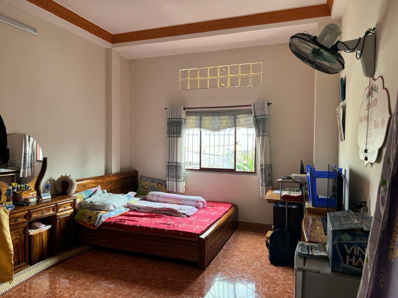 Cách MT Tân Sơn Nhì 3 căn. Diện tích: 4mX16.2m, 2lầu. Giá 7.95tỷ