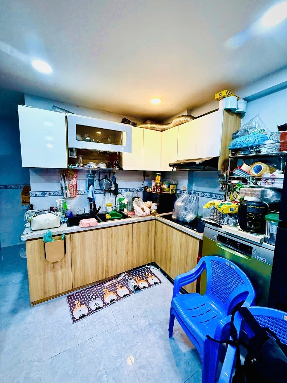 NHÀ ĐẸP HXH – GẦN LÊ TRỌNG TẤN | TÂY THẠNH Nhà Hẻm Nguyễn sáng , P. Tây Thạnh, Q. Tân Phú Diện tích: 4m × 8,3m Kết cấu: 1 trệt – 1 lầu – 1 lửng | 2 PN – 2 WC Ưu điểm nổi bật: Hẻm xe hơi gần 4m, sạch đẹp, an ninh Gần Nhà thuốc An Khang, Bách Hóa Xanh, WinM