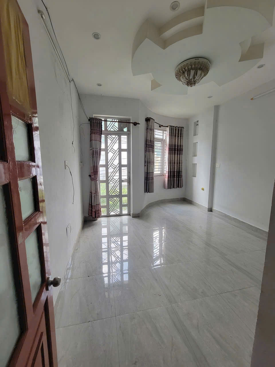 TÂN BÌNH – HÀNG ZIN NHÀ MẶT TIỀN KINH DOANH MẶT TIỀN Đường Trần Thánh Tông, P.15, Q. Tân Bình Khu dân trí cao – vị trí đẹp – kinh doanh mọi ngành nghề Nhà đang cho thuê: 18 triệu/tháng Diện tích: 4m × 15m Kết cấu: 1 trệt + 2 lầu + sân thượng trước sau Thi