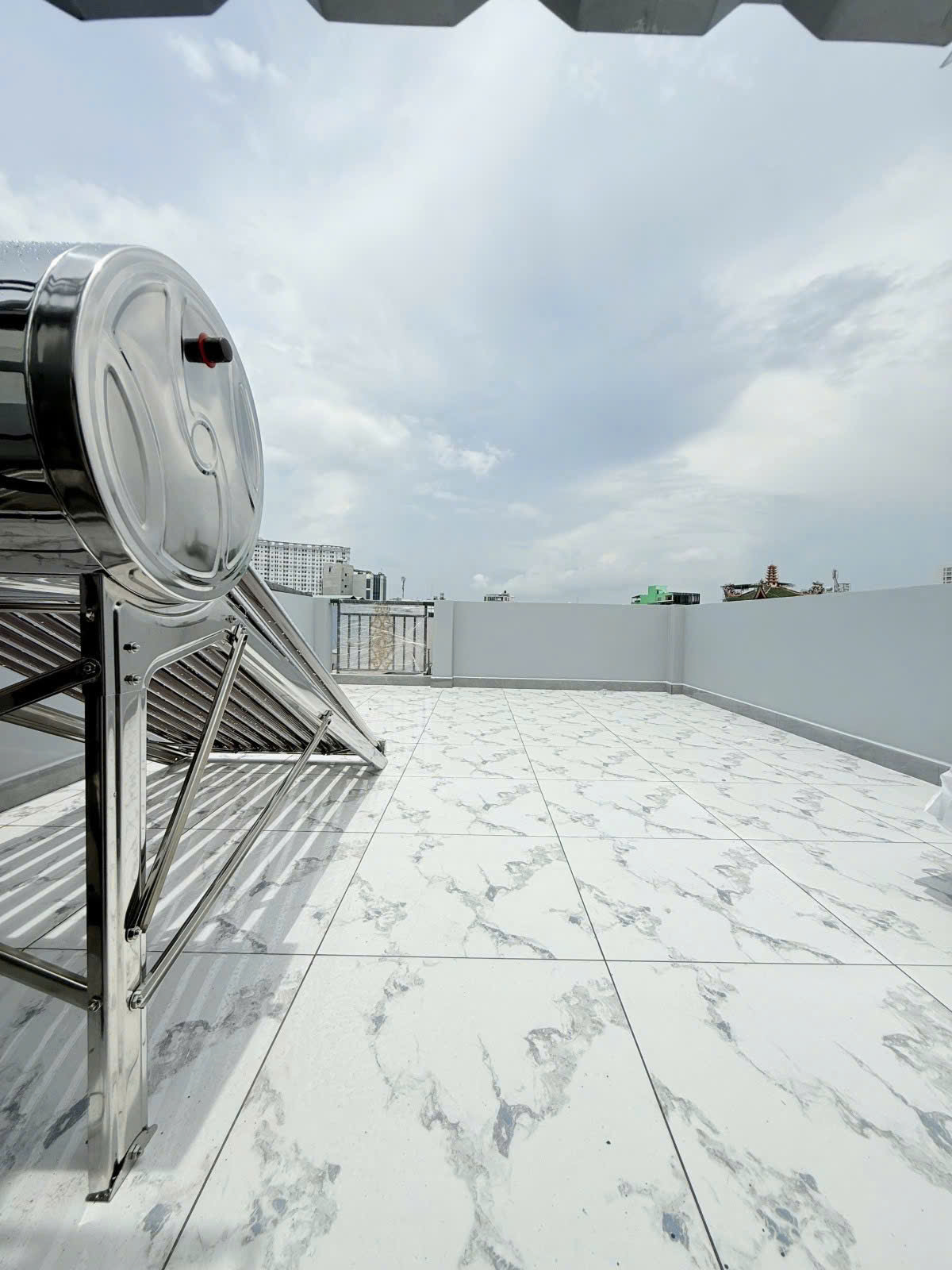 NHÀ MỚI ĐÓN TẾT 1 TRỆT 2 LẦU + SÂN THƯỢNG NGAY ĐẦM SEN Nhà Hẻm Kênh Tân Hoá P.Hoà Thạnh - TP Hồ Chí Minh Diện tích: 4x8.5m CN 33m Xây dựng: 1 trệt 2 lầu + sân thượng Hẻm : trước nhà 3m. cách 20m ra mặt tiền kênh tân hoá, khu dân cư an ninh yên tĩnh, gần C