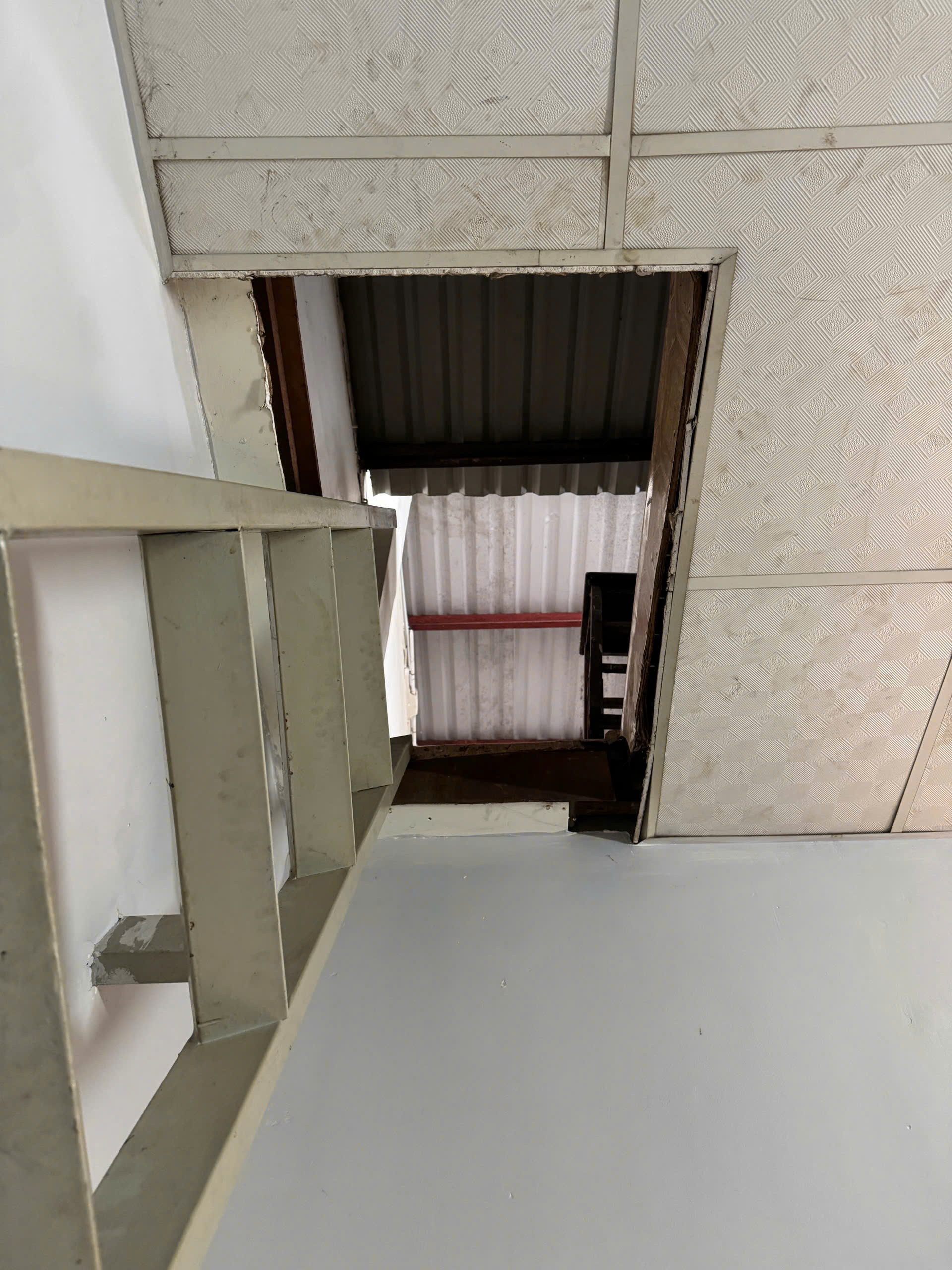 Hẻm Lý Thánh Tông, 3.2 x 13m nở hậu, 1 trệt 1 lầu 1 áp mái, 2PN 2WC, tặng full nội thất : bếp full nội thất , vật dụng, tivi, tủ lạnh , máy giặt, máy lạnh, giường, tủ, bàn ghế, nồi nêu son chảo.. v..v tặng hết dọn vào chỉ ở thôi, giá 4.65 tỷ